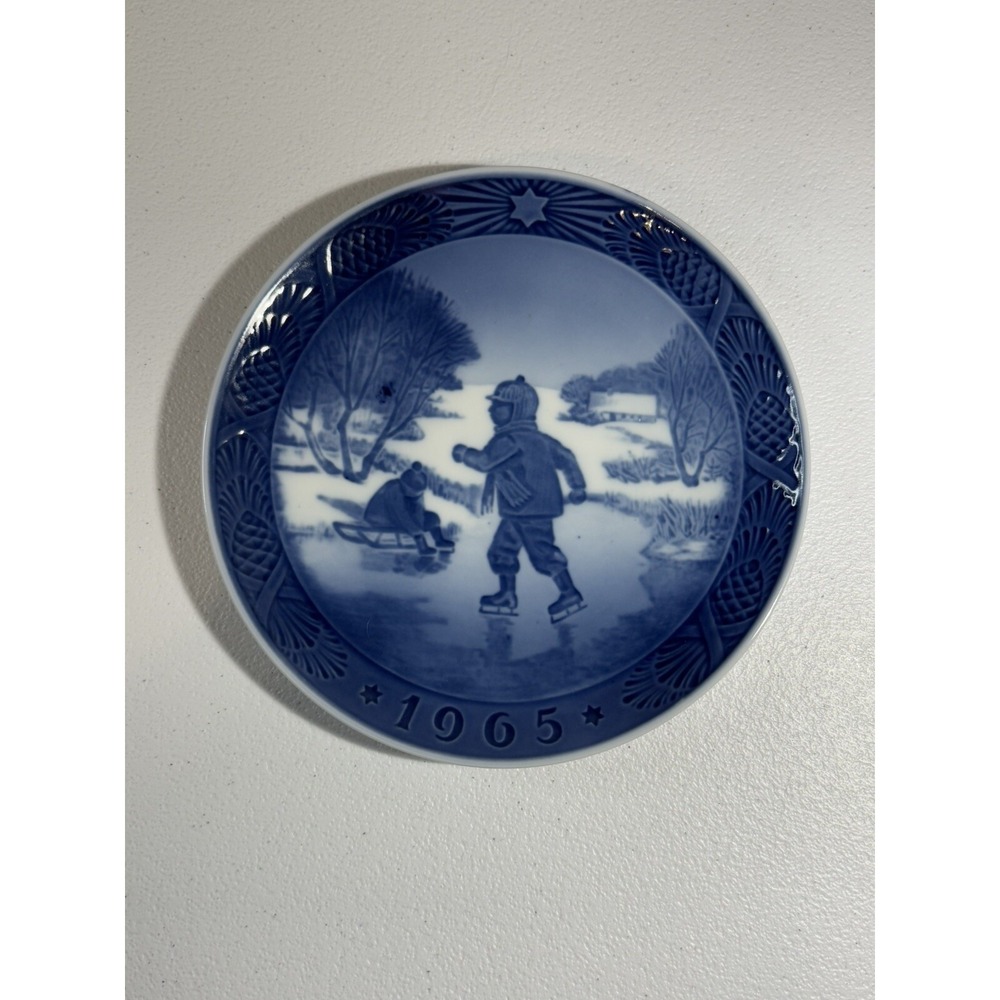 Royal Copenhagen 1965 Christmas Plate  "Little Skaters" DENMARK Christmas S1AA